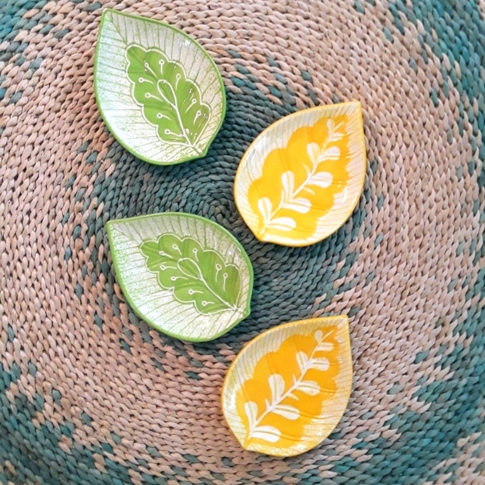 * NEW - Set of 4 Leaf Plates Dishes *